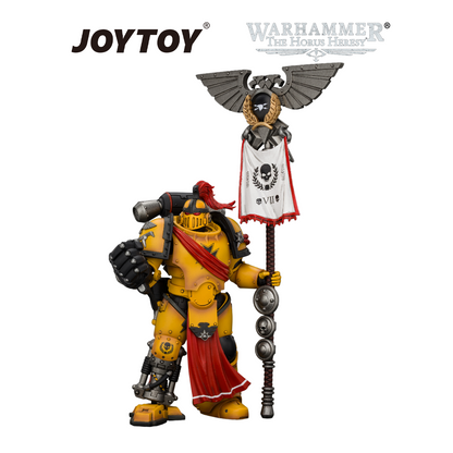 JOYTOY Warhammer The Horus Heresy - Imperial Fists Herald Consul with Icon of Allegiance, Bolt Pistol and Power Fist (1/18 Scale) Preorder